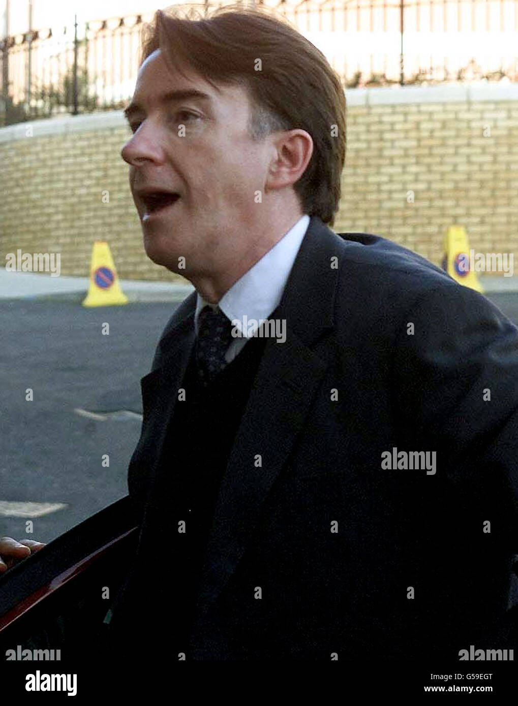 Der ehemalige nordirische Minister Peter Mandelson trifft die jungen Labour-Mitarbeiter in North Seilds, Tyne und Wear ein. Herr Mandelson bestand darauf, dass er bei den bevorstehenden Parlamentswahlen als Abgeordneter von Hartlepool kandidieren wird, er glaubt, dass er die Unterstützung seiner Wähler hat * ... und genießt den bevorstehenden Kampf mit Kandidaten wie dem ehemaligen Gewerkschaftsführer der Bergleute, Arthur Scargill. Im BBC Radio Cleveland sagte Mandelson dem Moderator Alan Wright, wie er hoffe, dass die Medien ihn in Ruhe lassen und ihm erlauben würden, sich auf Themen zu konzentrieren, die für seine lokalen Wähler wichtig sind. Stockfoto