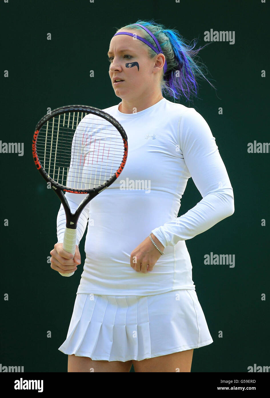 Die US-Amerikanerin Bethanie Mattek-Sands mit ihren Haaren in den Wimbledon-Farben während ihres Doppelkampfs mit der indischen Künstlerin Sania Mirza am fünften Tag der Wimbledon Championships 2012 im All England Lawn Tennis Club, Wimbledon. Stockfoto