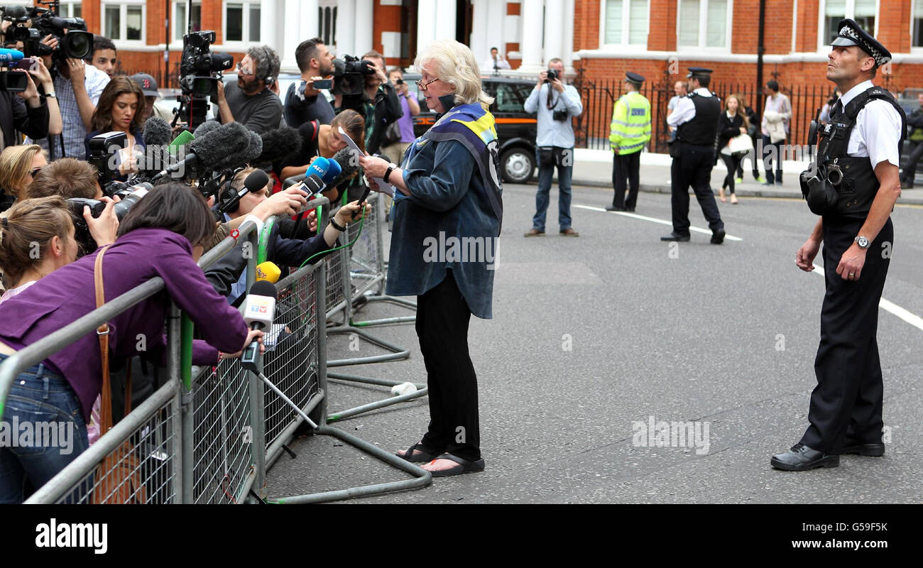 Susan Benn gibt im Namen von Julian Assange vor der ecuadorianischen Botschaft in Knightsbridge, London, eine Erklärung ab, da sich der WikiLeaks-Gründer geweigert hat, einem polizeilichen Antrag nachzukommen, sich den Offizieren zu übergeben, und er sagt, dass er in der ecuadorianischen Botschaft bleiben wird, während sein Antrag auf politisches Asyl bearbeitet wird. Stockfoto