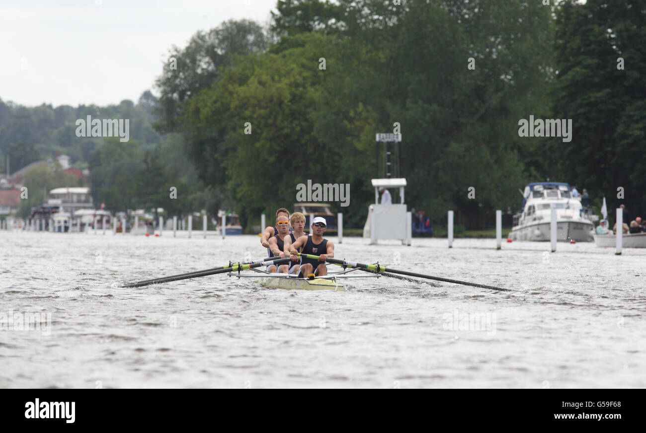 London Rowing Club tritt am dritten Tag der Henley Royal Regatta 2012 in Henley-on-Thames an. Stockfoto