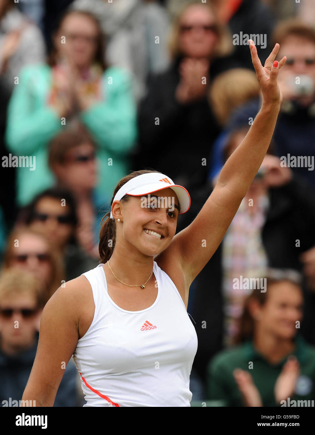 Die Österreicherin Tamira Paszek feiert den Sieg der Italienerin Roberta Vinci am siebten Tag der Wimbledon Championships 2012 im All England Lawn Tennis Club in Wimbledon. Stockfoto