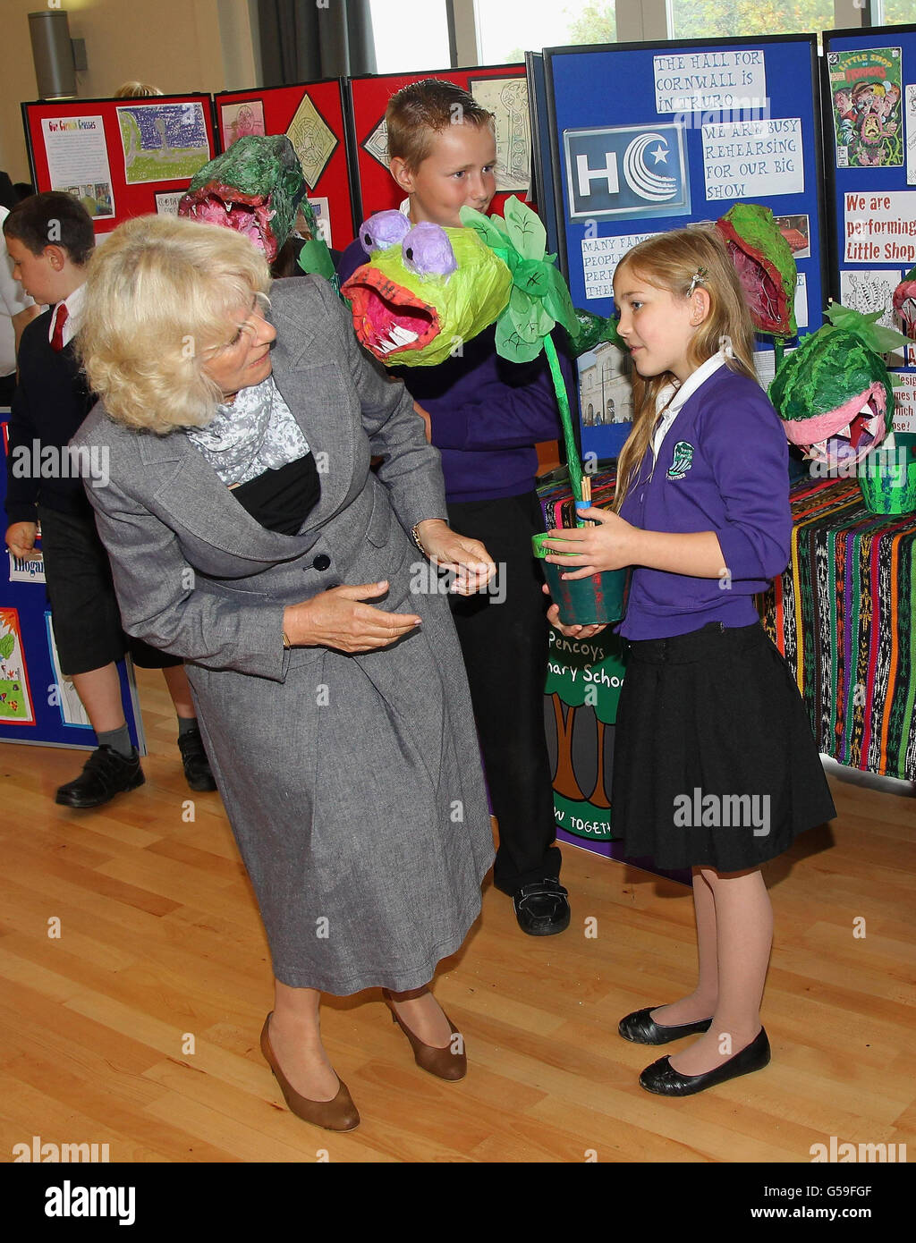 Die Herzogin von Cornwall trifft Rhyanan Atkinson, 11, (rechts) und Joshua Gilbert, 11, (hinten Mitte) von der Pencoys Primary School, als sie ihr ihr „Little Shop of Horrors“-Projekt in Truro, England, zeigen. Stockfoto