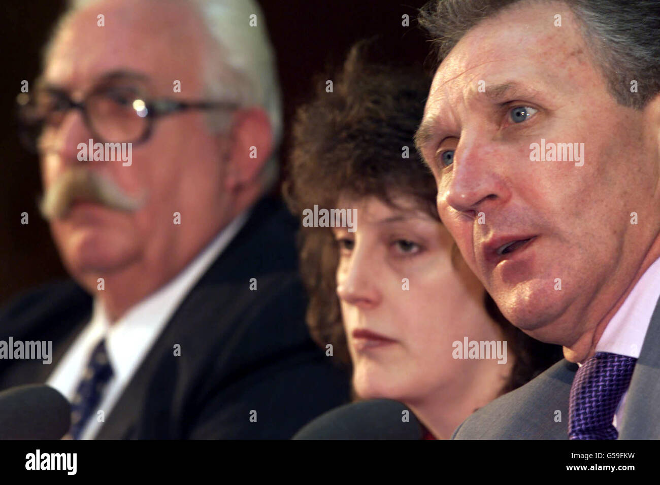 Howard Wilkinson, Technischer Direktor des Fußballverbands im Rathaus von Burton upon Trent, zusammen mit Ratsmitglied Terry Dix, dem Leiter des Staffordshire County Council und Ratsmitglied Jo Jones, Stellvertretender Leiter des East Staffordshire Council, der die Pläne für das neue 350 Hektar große Schulungszentrum diskutiert, das in der Nähe von Burton Upon Trent, Staffordshire, errichtet werden soll. Stockfoto