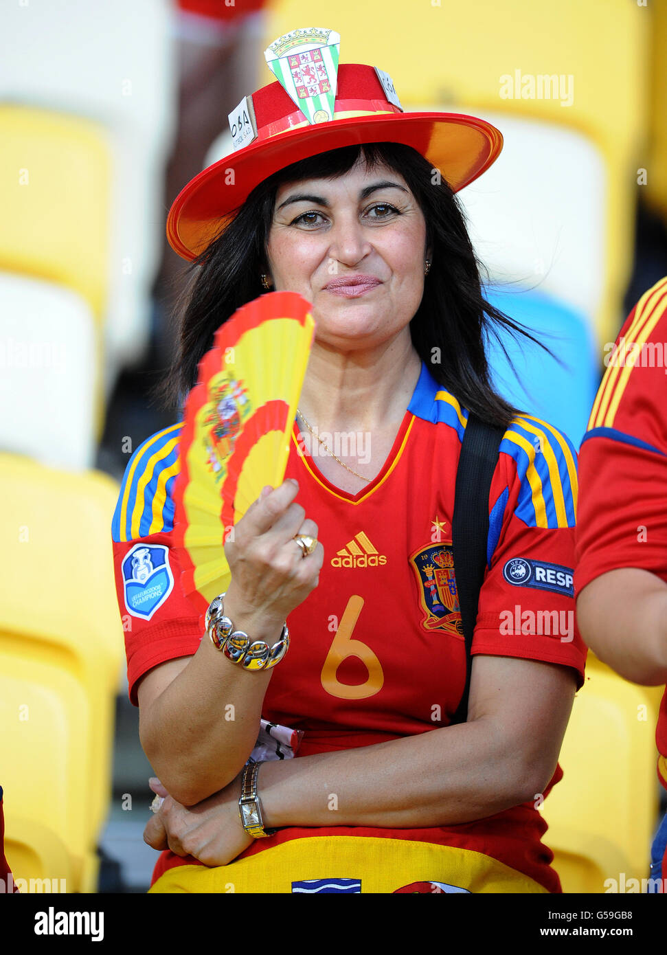 Fußball - UEFA Euro 2012 - Finale - Spanien - Italien - Olympiastadion. Ein Spanien-Fan in der Menge, der cool bleibt Stockfoto