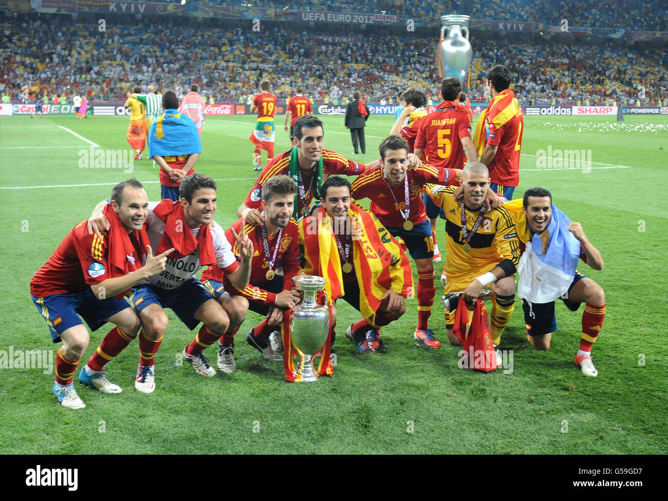 Spaniens (l bis r) Andres Iniesta, Cesc Fabregas, Gerard Pique, Xavi Hernandez, Jordi Alba, Victor Valdes (GK) und Pedro Rodriguez feiern mit der Trophäe Stockfoto