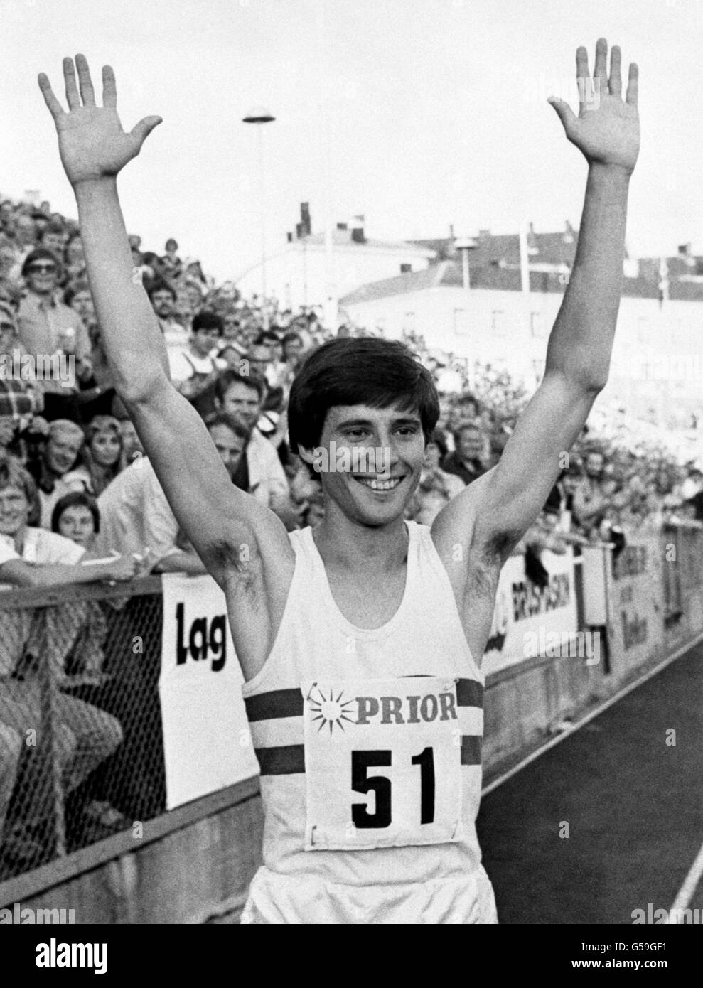 Der britische 800-Meter-Athlet Sebastian Coe begrüßt die Krähen bei den Bislett Games in Oslo, nachdem er den Weltrekord über 800 Meter um mehr als eine Sekunde geschlagen hat. Der neue Weltrekord beträgt 1 Minute 42.4 Sekunden. Stockfoto