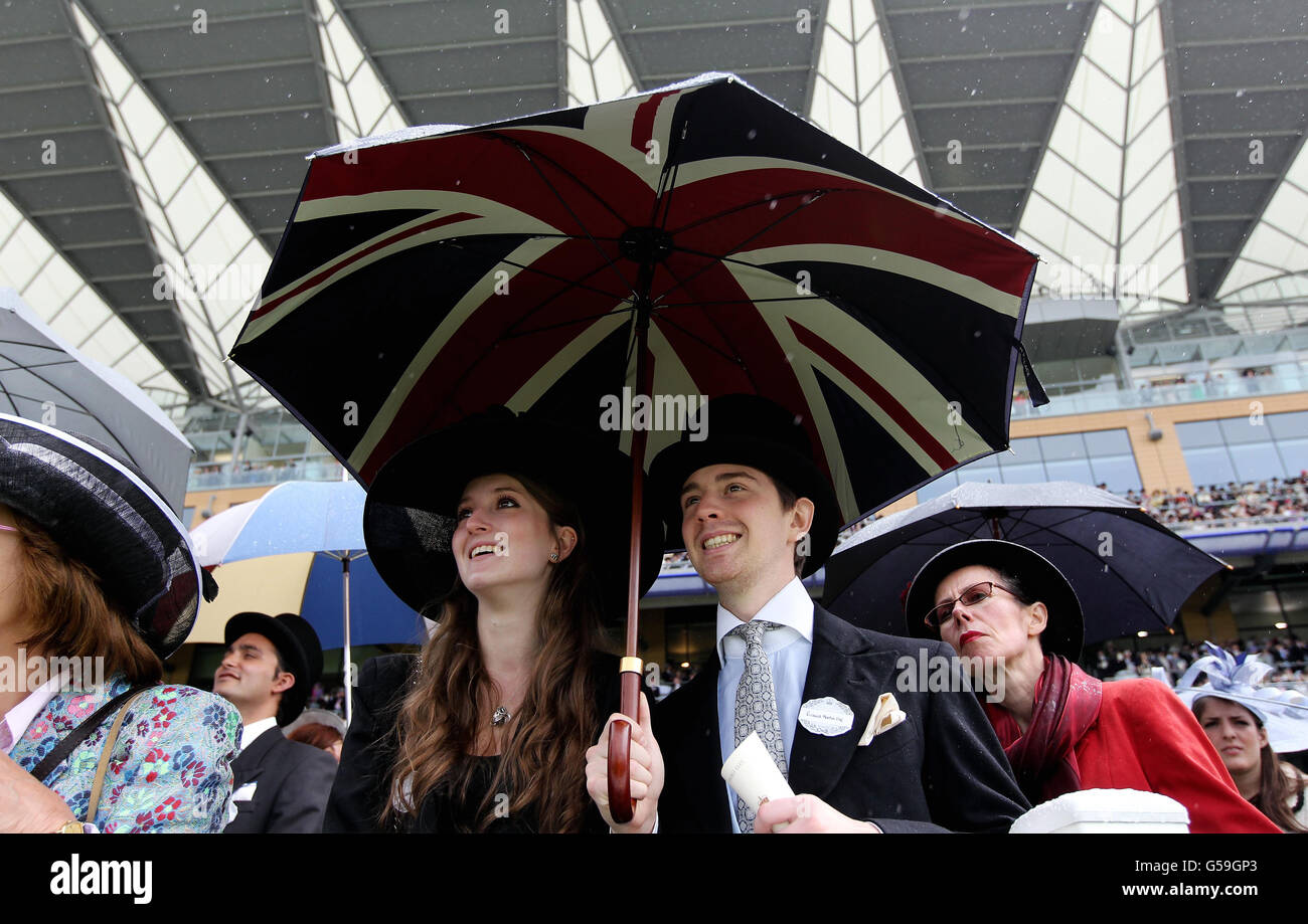 Rennfahrer beobachten den Gold Cup am dritten Tag des Royal Ascot-Treffens 2012 auf der Ascot Racecourse, Berkshire. Stockfoto