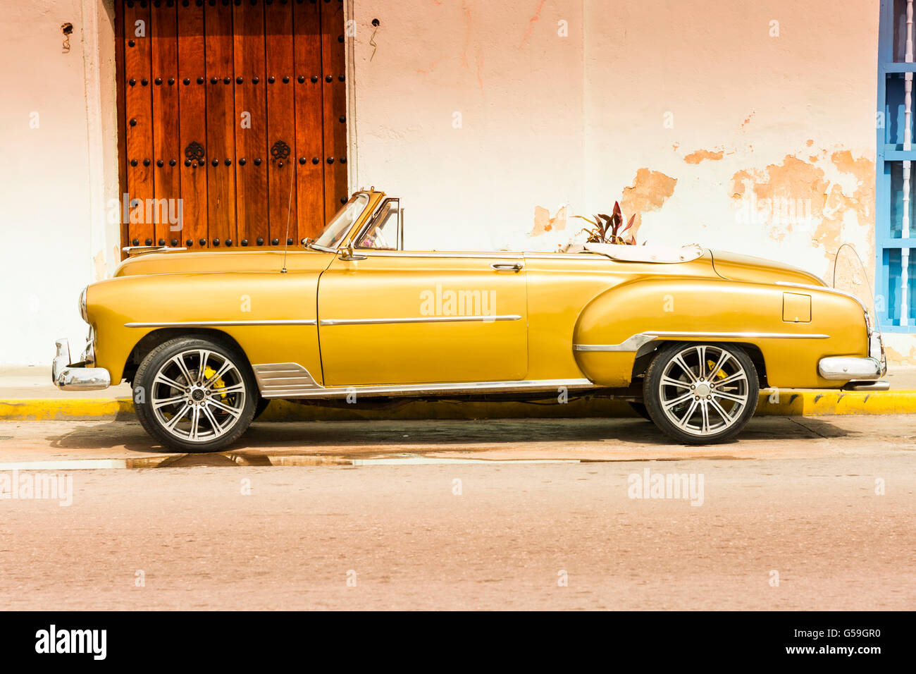 Gold der 1950er Jahre Chevrolet amerikanischen Cabrio Oldtimer in Havanna, Kuba geparkt Stockfoto