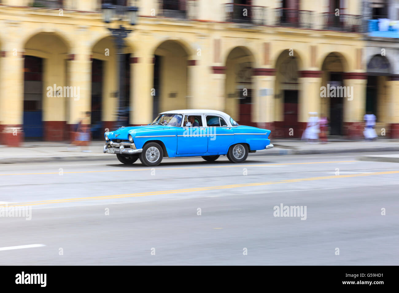 Schwenken der Schuss des blauen amerikanischen Oldtimer Reisen in Paseo de Marti, Alt-Havanna, Kuba Stockfoto