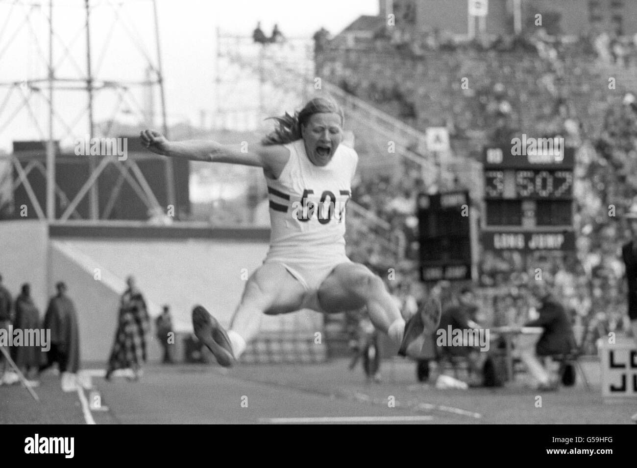 Die Athletin Mary Peters, die beim Pentathlon-Weitsprung-Wettbewerb der Commonwealth Games im Meadowbank Stadium in Edinburgh, Schottland, teilnimmt. Stockfoto