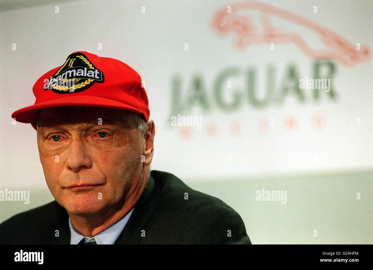 Der Österreicher Niki Lauda bei einer Pressekonferenz im Londoner Zentrum für die Ankündigung, dass der ehemalige Formel-1-Weltmeister als Chief Executive Officer der Premier Performance Division zum Jaguar kommt. * Lauda, die bekanntlich nur sieben Wochen nach einem Unfall beim Großen Preis von Deutschland 1976 wieder in den Rennsport zurückkehrte, wird in erster Linie für alle F1-Einsätze von Jaguar verantwortlich sein und Aston Martins Herausforderung für das 24-Stunden-Rennen von Le Mans unterstützen. Die neu gegründete Division der Premier Automotive Group wird gegründet, um den Motor zu überwachen, zu koordinieren und zu unterstützen Stockfoto