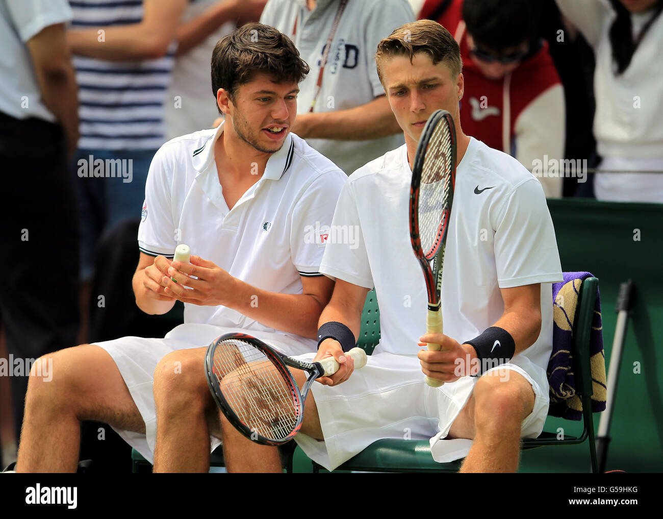 Großbritanniens Oliver Golding (links) und Liam Broady bei ihrem Spiel gegen Mexikos Santiago Gonzalez und Deutschlands Christopher Kas Stockfoto