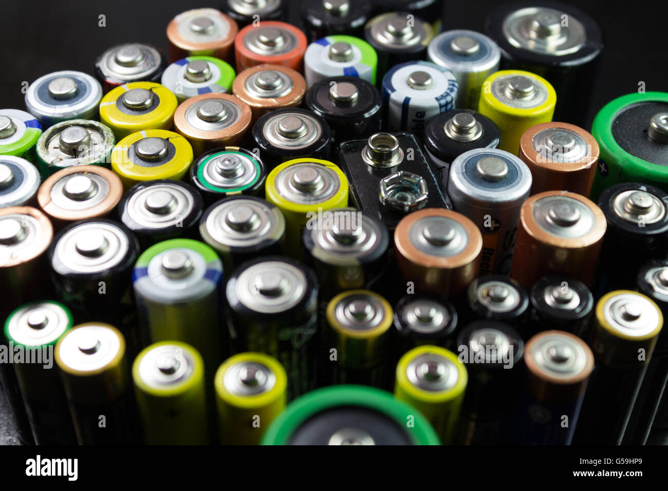 Batterien verschiedener Typen und Farben Stockfoto