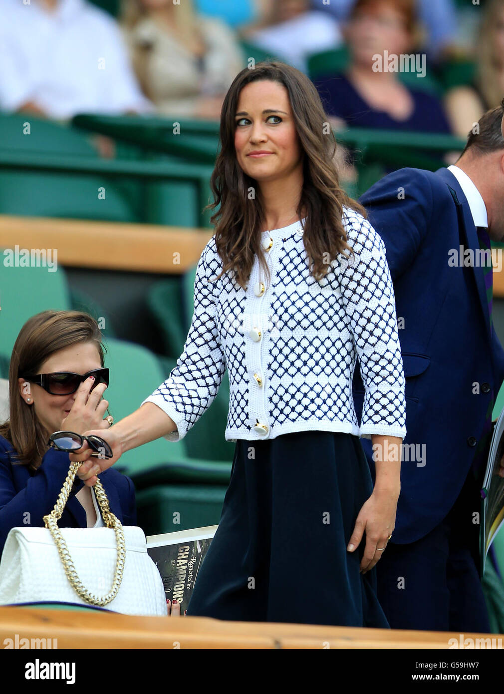 Pippa Middleton betritt die königliche Box vor dem Spiel zwischen der US-amerikanischen Serena Williams und der ungarischen Melinda Czink am vierten Tag der Wimbledon Championships 2012 im All England Lawn Tennis Club, Wimbledon. Stockfoto