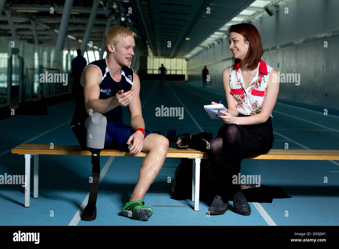 Leichtathletik - Oscar Pistorius Feature - Lee Valley Athletics Center. Der britische Jonnie Pfau (l) während eines Interviews Stockfoto