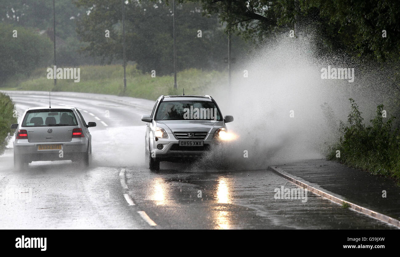 Autofahrer fahren durch große Pfützen in Worcester, als starker Regen und Gewitter Teile von Zentral- und Nordengland heimgesucht haben. Stockfoto