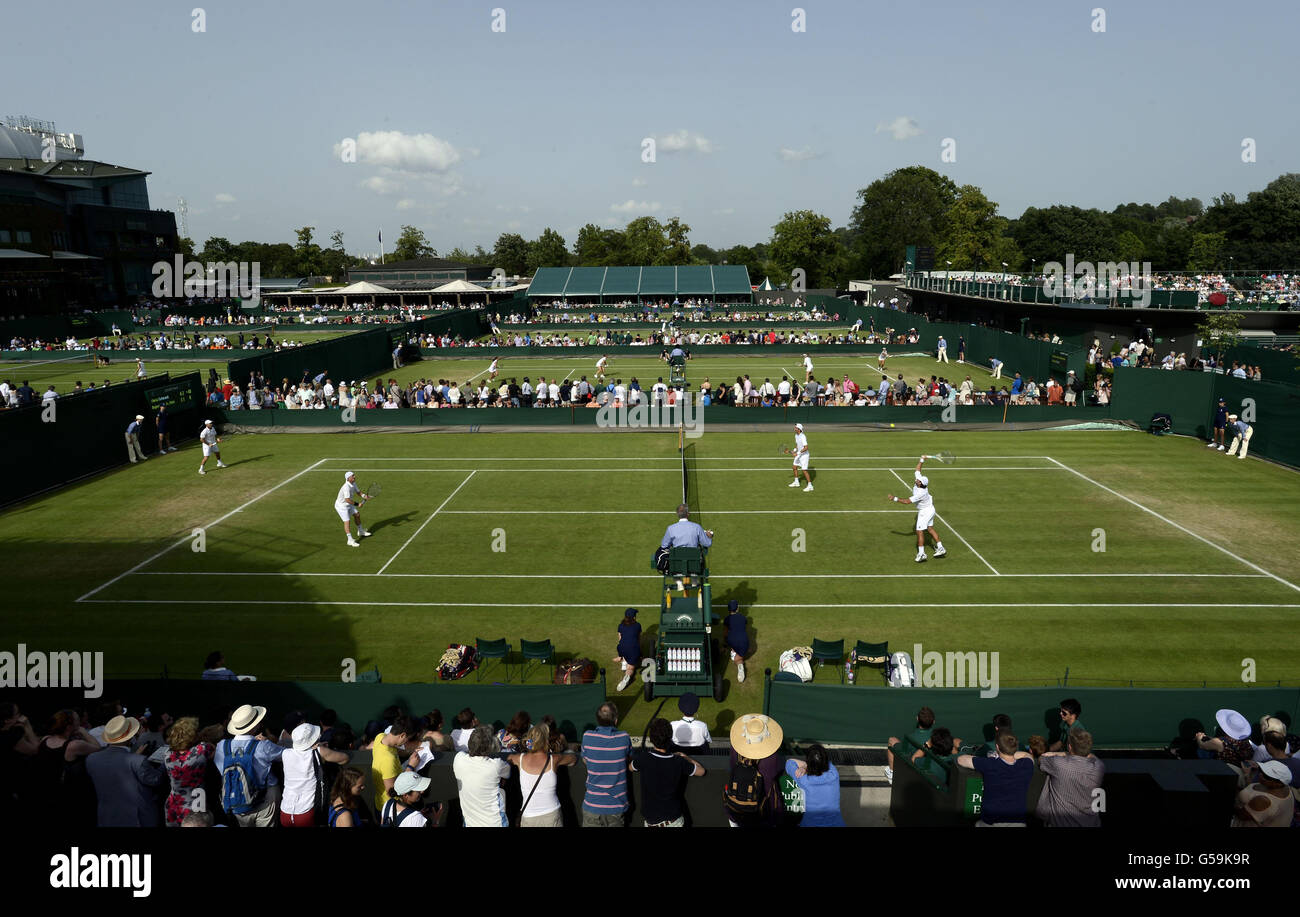 Tennis - Wimbledon Championships 2012 - Tag 4 - All England Lawn Tennis und Croquet Club. Ein Blick über die Plätze 8, 9, 10 und 11 während des vierten Tages der Wimbledon Championships 2012 im All England Lawn Tennis Club, Wimbledon. Stockfoto