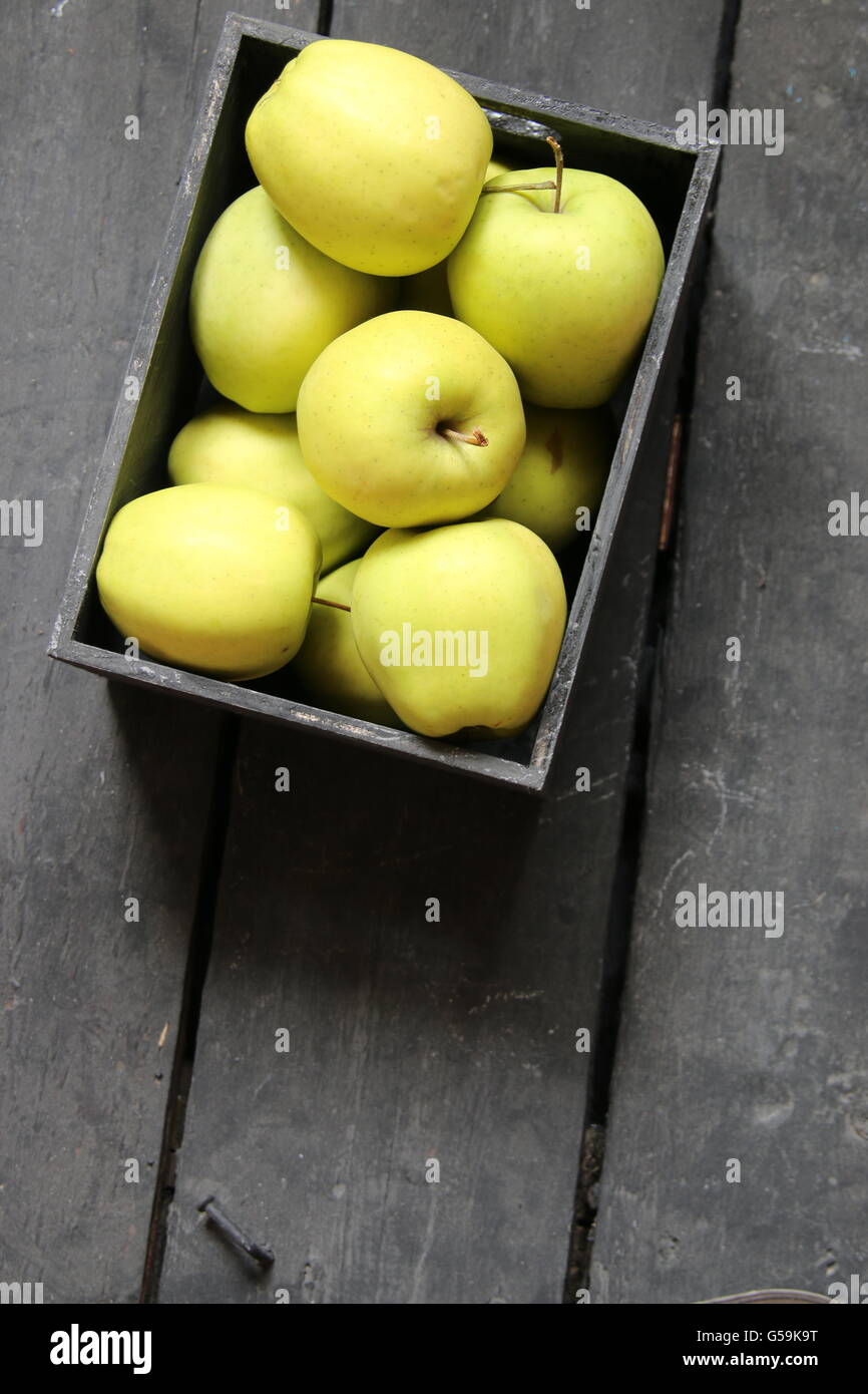 Frische Äpfel auf einem schwarzen Tisch Stockfoto