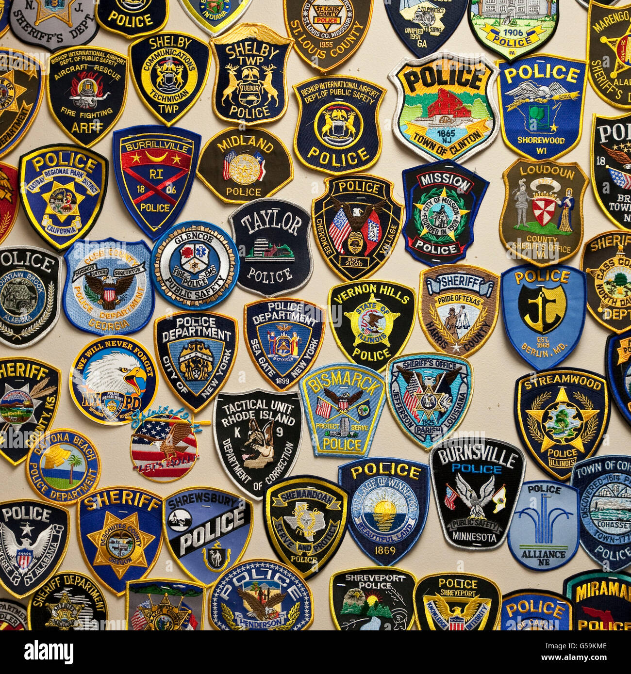 Ansicht des Law Enforcement Abzeichen aus den USA und der ganzen Welt FBI in einem Raum an der FBI Academy in Quantico, VA, USA, 12 Mai Stockfoto