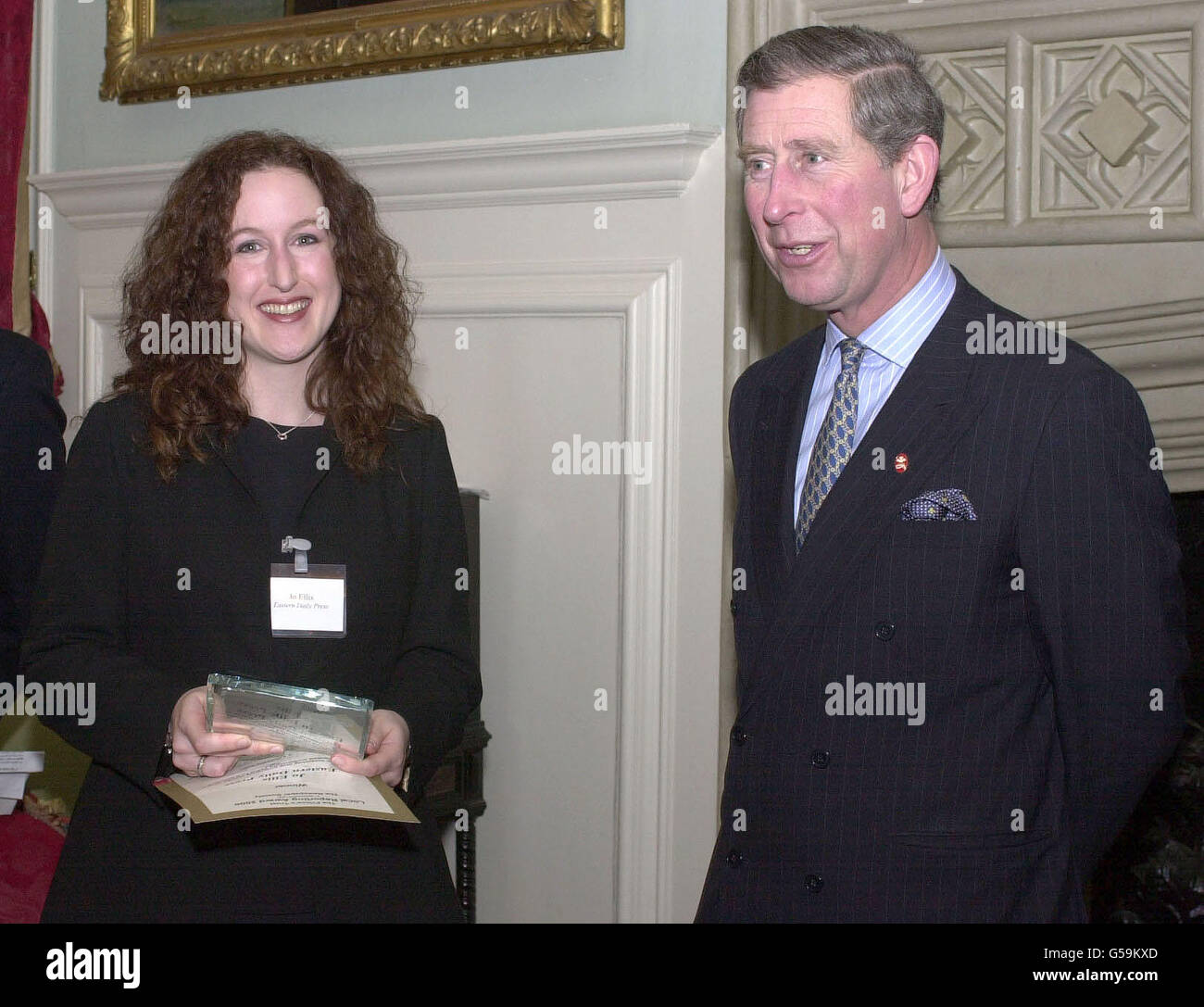 Der Prinz von Wales überreicht Jo Ellis von der Eastern Daily Press, die Trophäe als Gewinner bei den ersten lokalen Reporterpreisen, im St. James's Palace im Zentrum von London. Mit den vom Prince's Trust und der Newspaper Society verliehenen Auszeichnungen werden herausragende Leistungen in der Berichterstattung von * ...inspiring Geschichten aus der Gemeinschaft über junge Menschen gewürdigt. Stockfoto