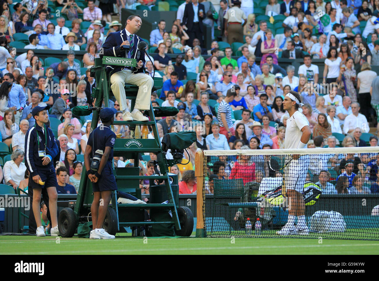 Der Spanier Rafael Nadal spricht mit dem Umpire am vierten Tag der Wimbledon Championships 2012 im All England Lawn Tennis Club, Wimbledon. Stockfoto