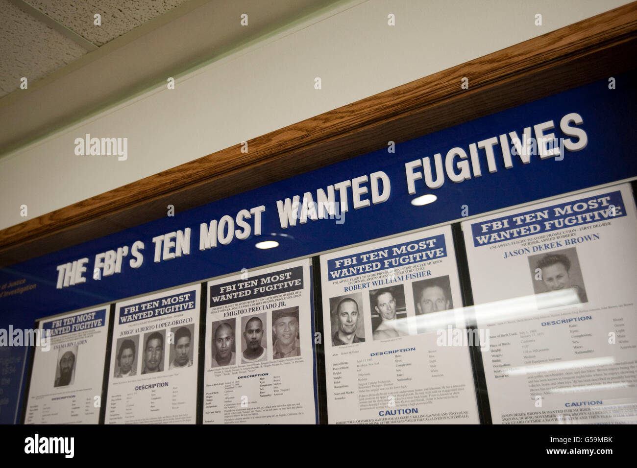 Blick auf eine Anzeige Inserat 10 meistgesuchten flüchtigen des FBI an einer Wand an der FBI National Academy in Quantico, Virginia, USA, 2009 Stockfoto