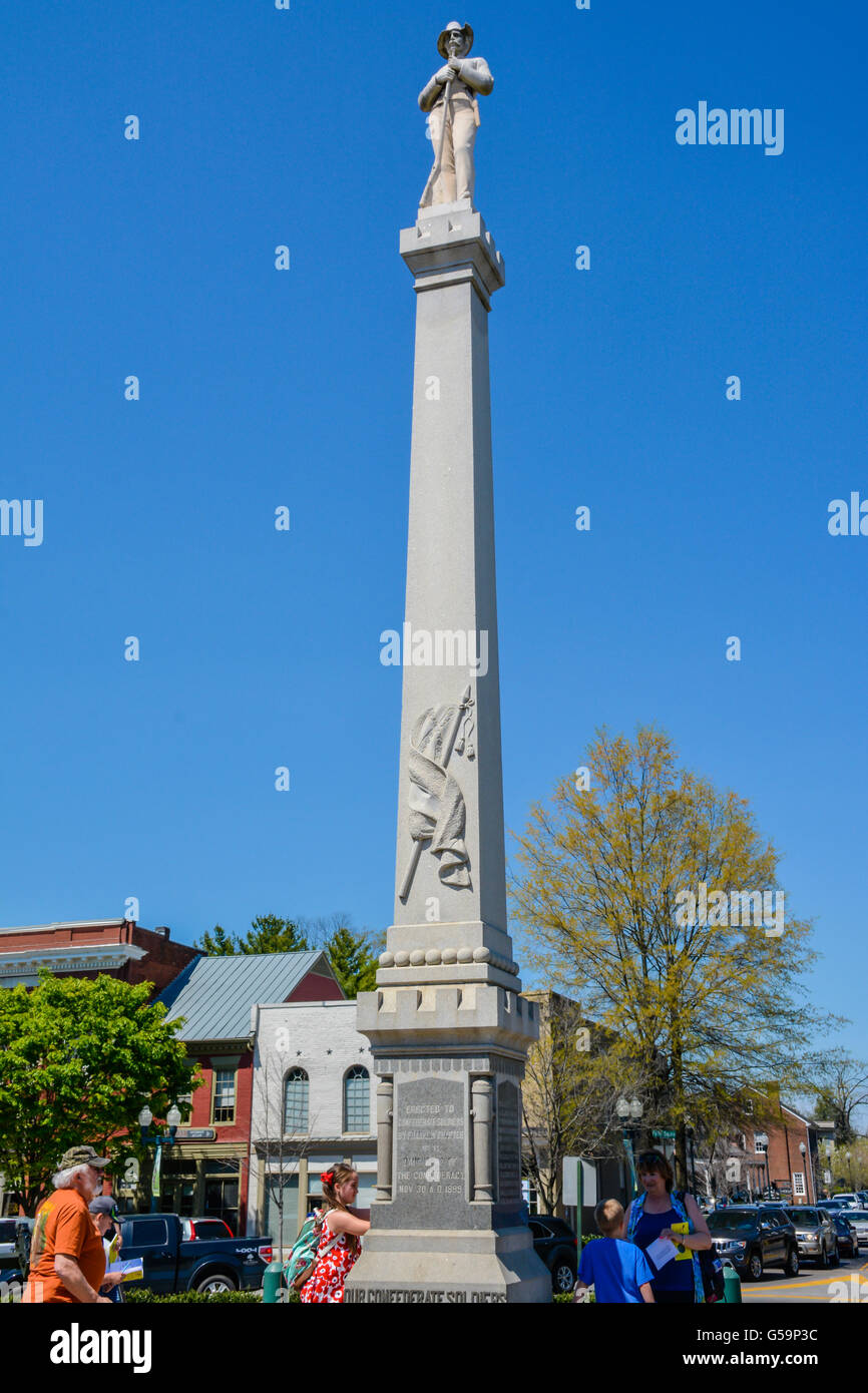 Ein hohes Granit & Marmordenkmal mit einem konföderierten Solider Statut steht auf dem Stadtplatz des historischen Franklin, TN, USA Stockfoto