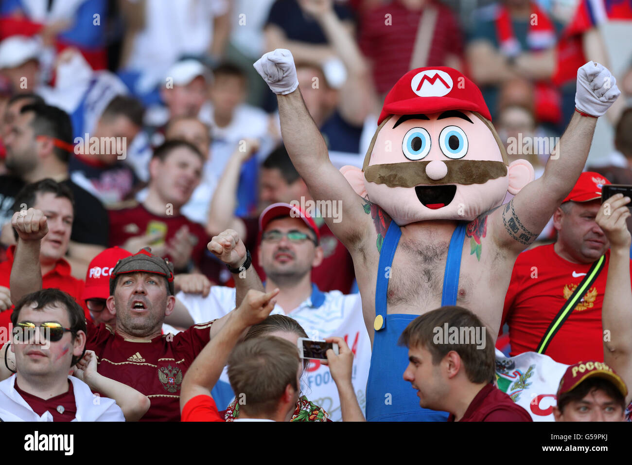 Russland-Fans vor dem kick-off während der UEFA Euro 2016, Gruppe B match bei städtischen Stadion, Toulouse. PRESSEVERBAND Foto. Bild Datum: Montag, 20. Juni 2016. Finden Sie unter PA Geschichte Fußball Wales. Bildnachweis sollte lauten: Martin Rickett/PA Wire. Einschränkungen: Verwendung Beschränkungen unterworfen. Nur zur redaktionellen Verwendung. Buch und Zeitschrift Vertrieb zugelassenen bietet nicht nur gewidmet ein Team/Spieler/Partie. Keine kommerzielle Nutzung. Rufen Sie + 44 (0) 1158 447447 für weitere Informationen. Stockfoto