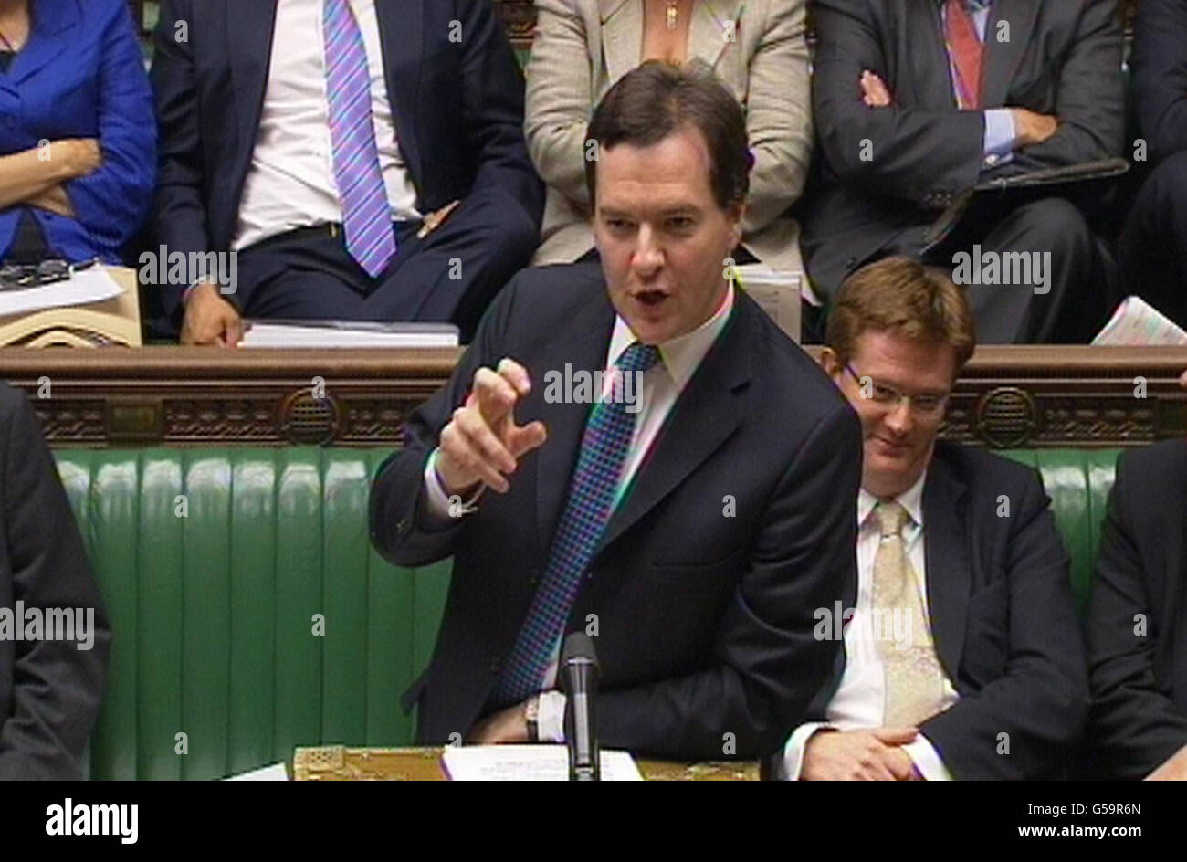 Bundeskanzler George Osborne spricht vor dem Londoner Unterhaus. Kanzler George Osborne und sein Amtskollegen Ed Balls waren in wütende Gespräche verwickelt, als Abgeordnete über Vorschläge für eine Untersuchung des Bankenskandals debattierten. Stockfoto