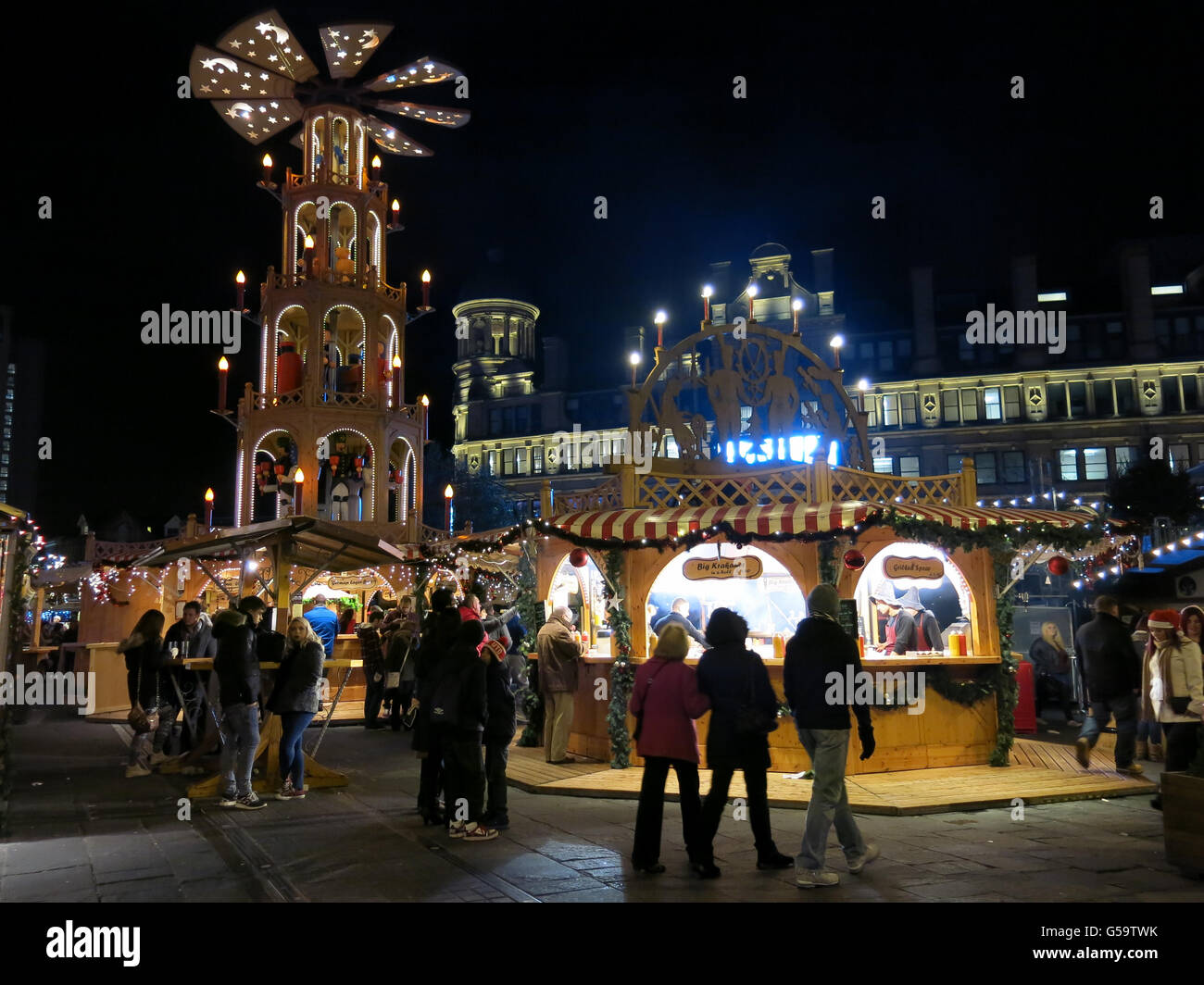 Nachtaufnahme mit Menschen am Weihnachtsmarkt in Manchester, England, Vereinigtes Königreich Stockfoto