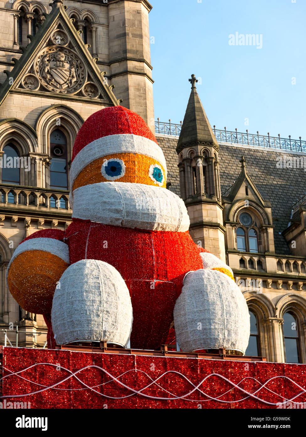 Großer Weihnachtsmann am Rathaus mit Blick auf den Weihnachtsmarkt am Albert Square in Manchester, England, UK Stockfoto
