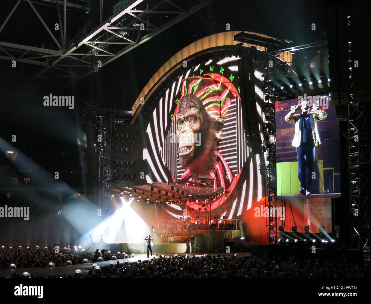 Britischer Sänger Robbie Williams auf seiner nehmen die Krone Stadion Tour 2013. Amsterdam Arena, Niederlande Stockfoto