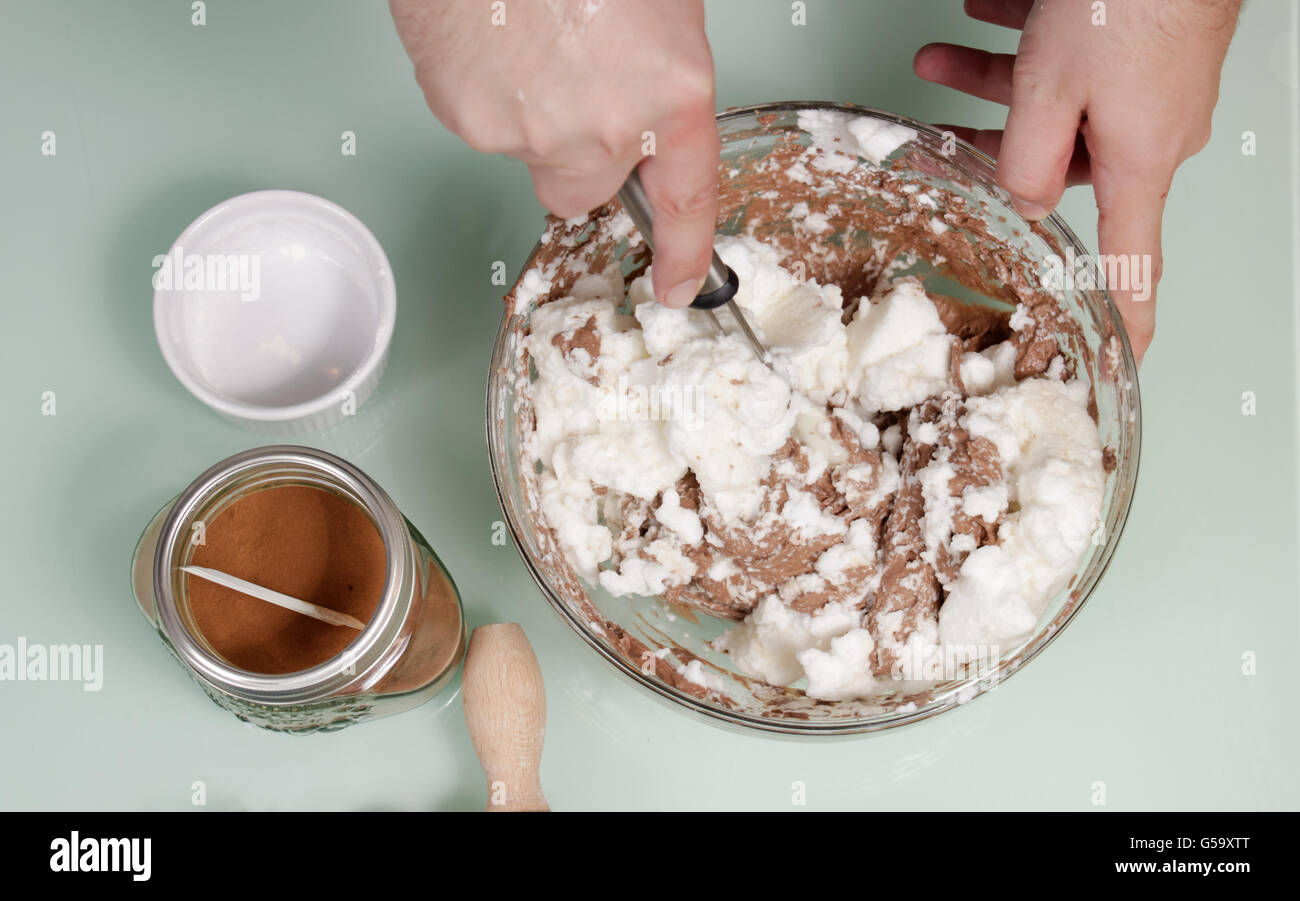 Anmischen von Hand geschlagen Eiweiß Mehl Schokolade Stockfoto