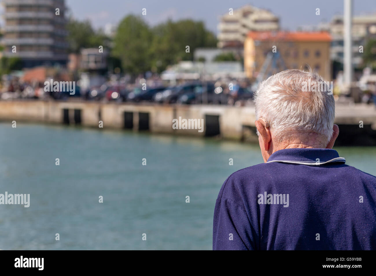 Detail eines alten Mannes mit einem Hörgerät bei einem Spaziergang zum Hafen Stockfoto