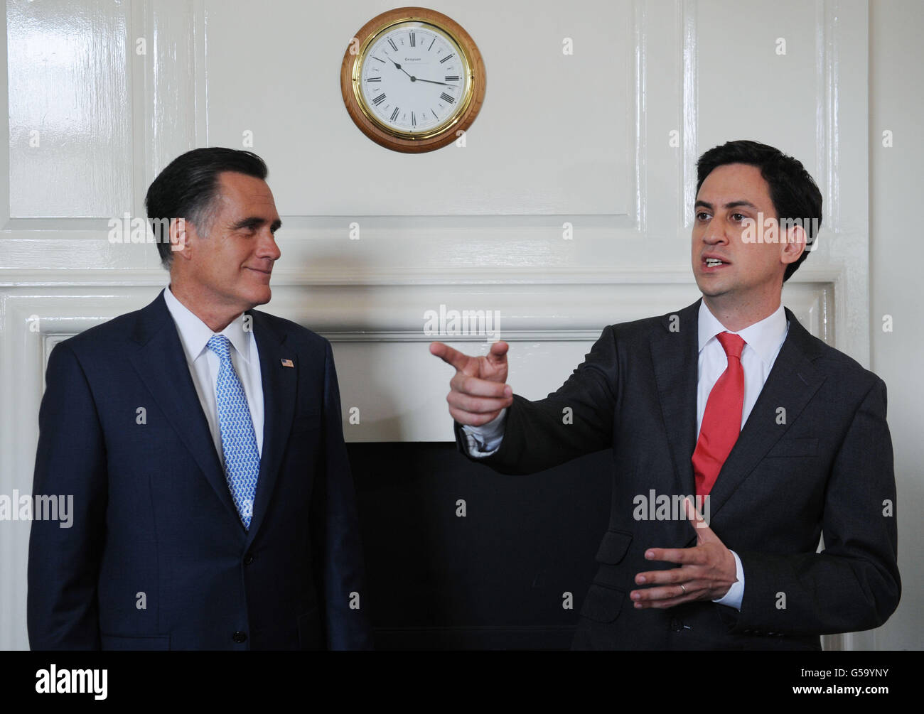 Labour-Chef Ed Miliband begrüßt den US-Präsidentschaftskandidaten Mitt Romney heute in sein Büro im House of Commons in London. Stockfoto