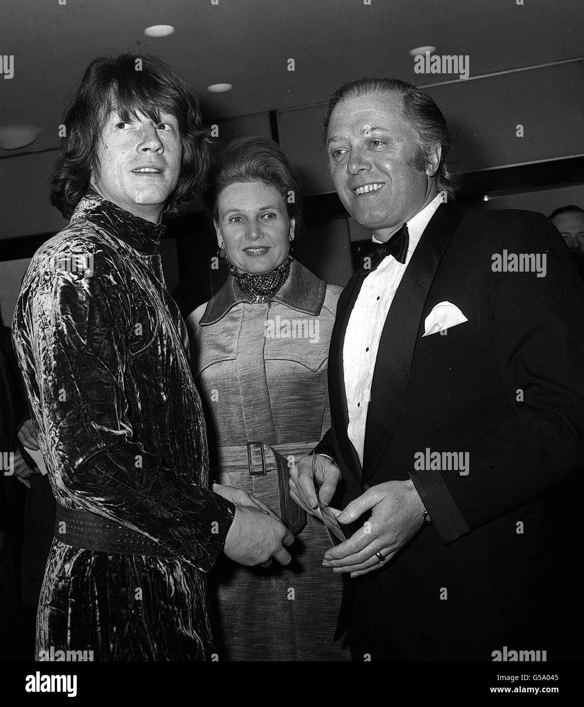 John Hurt (links) und Richard Attenborough mit seiner Schauspielerin Sheila SIM im Columbia Theatre in der Shaftesbury Avenue, London, zur Premiere von '10 Rillington Place', dem Film über die Christie-Morde. Stockfoto