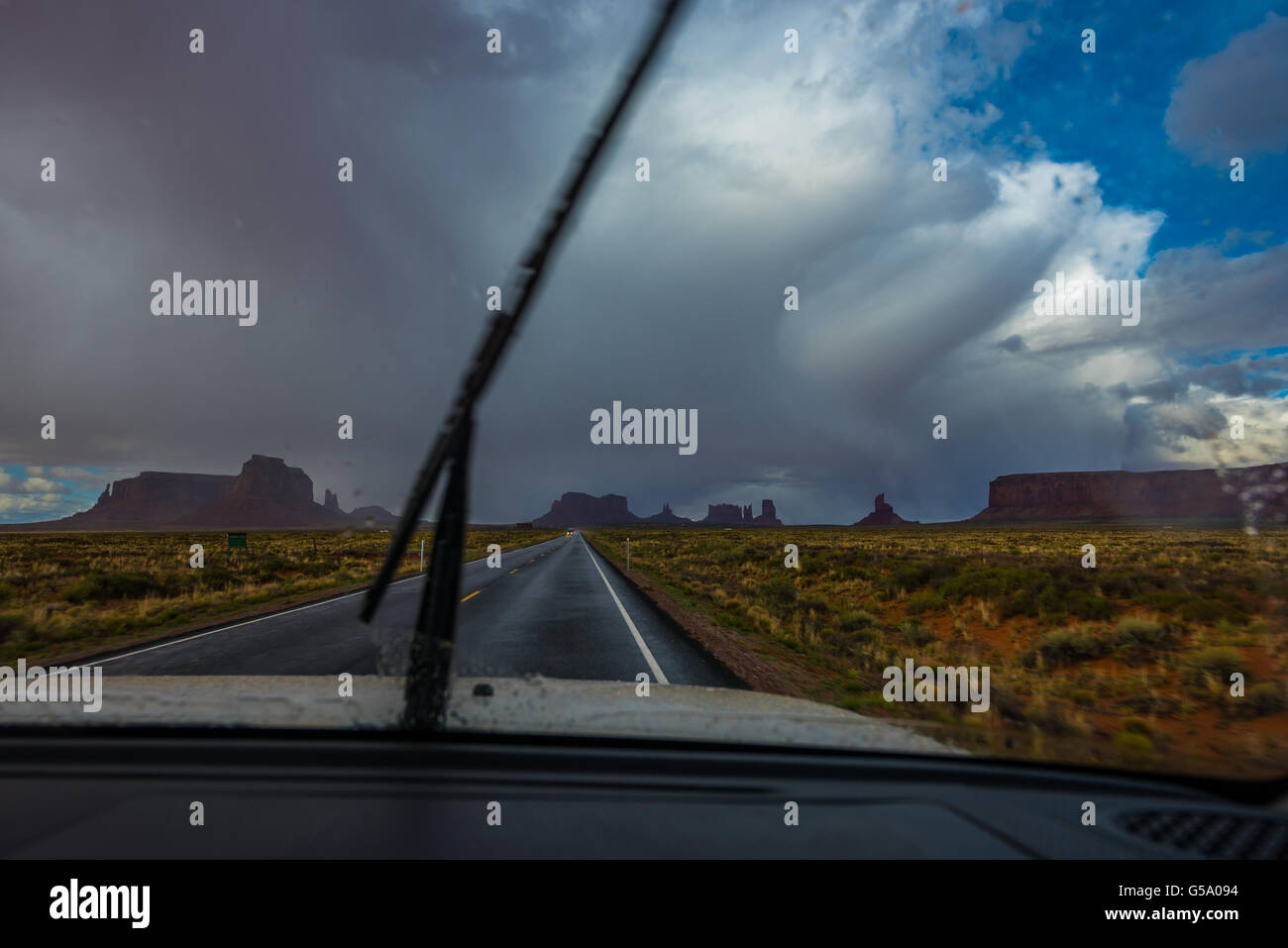 Blick vom im Inneren des Autos in Richtung Forrest Gump Punkt Monument Valley Stockfoto