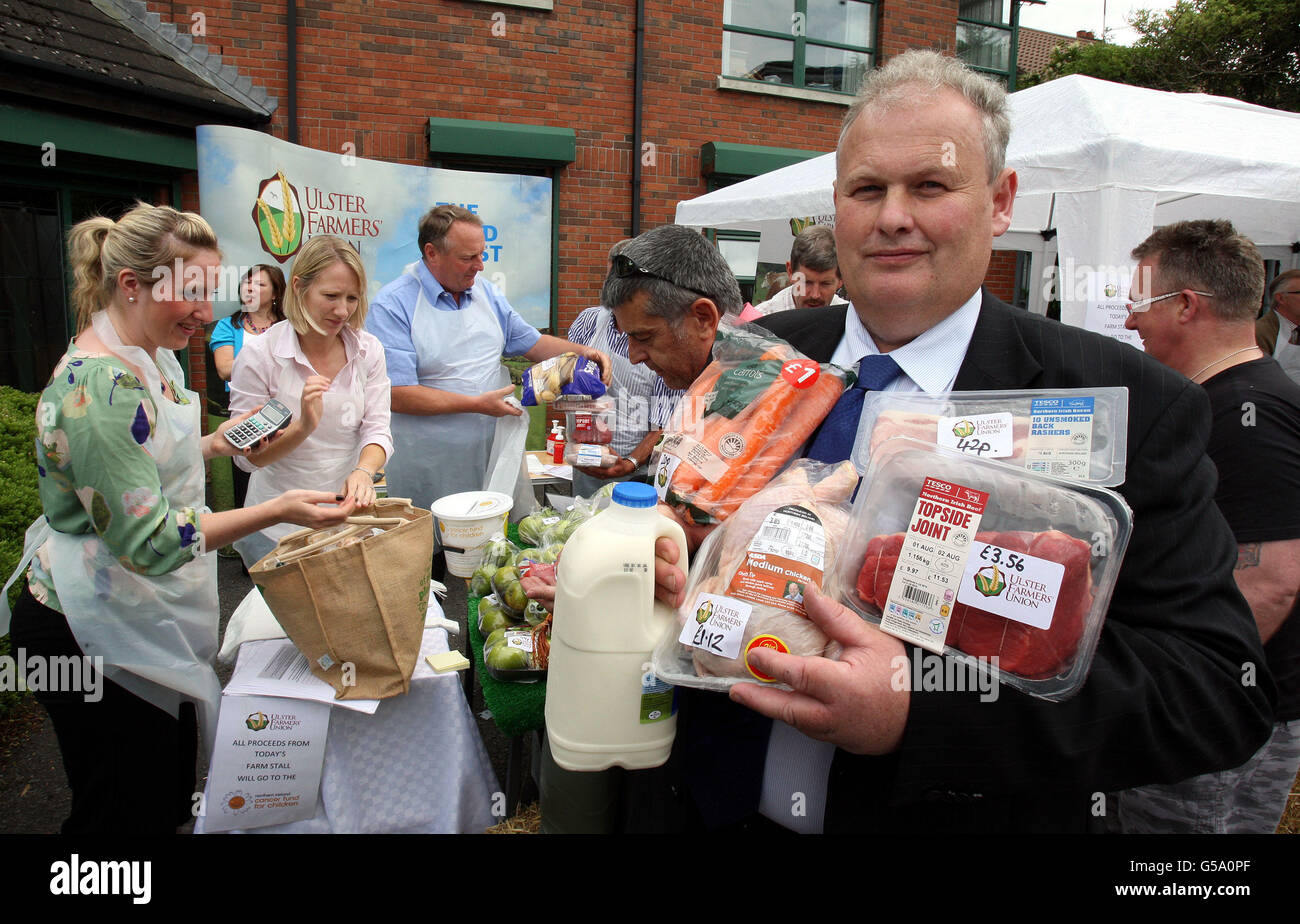 Harry Sinclair, Präsident der Ulster Farmers Union (UFU), der heute im UFU-Hauptquartier in Antrim Road, Belfast, fünf Artikel landwirtschaftlicher Erzeugnisse für £5.74 verkauft hat, was dem Preis entspricht, den die Landwirte für ihre Erzeugnisse aus den Supermärkten erhalten, Aber der Preis im Geschäft für die gleichen Artikel wäre £16.09. Stockfoto