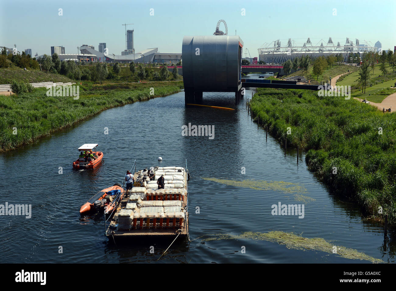 Arbeiter bereiten vor der Eröffnungszeremonie für die Londoner Spiele 2012 im Olympischen Park in London Barges mit Feuerwerk auf den Kanälen rund um das Olympiastadion in Stratford vor. Stockfoto