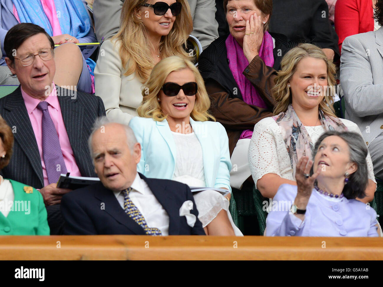 Max Hastings (links) und Katherine Jenkins in der Royal Box am achten Tag der Wimbledon Championships 2012 im All England Lawn Tennis Club, Wimbledon. Stockfoto