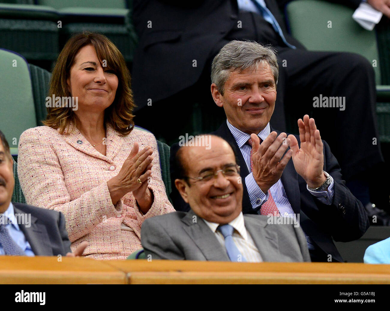 Carole und Michael Middleton in der Royal Box am achten Tag der Wimbledon Championships 2012 im All England Lawn Tennis Club, Wimbledon. Stockfoto