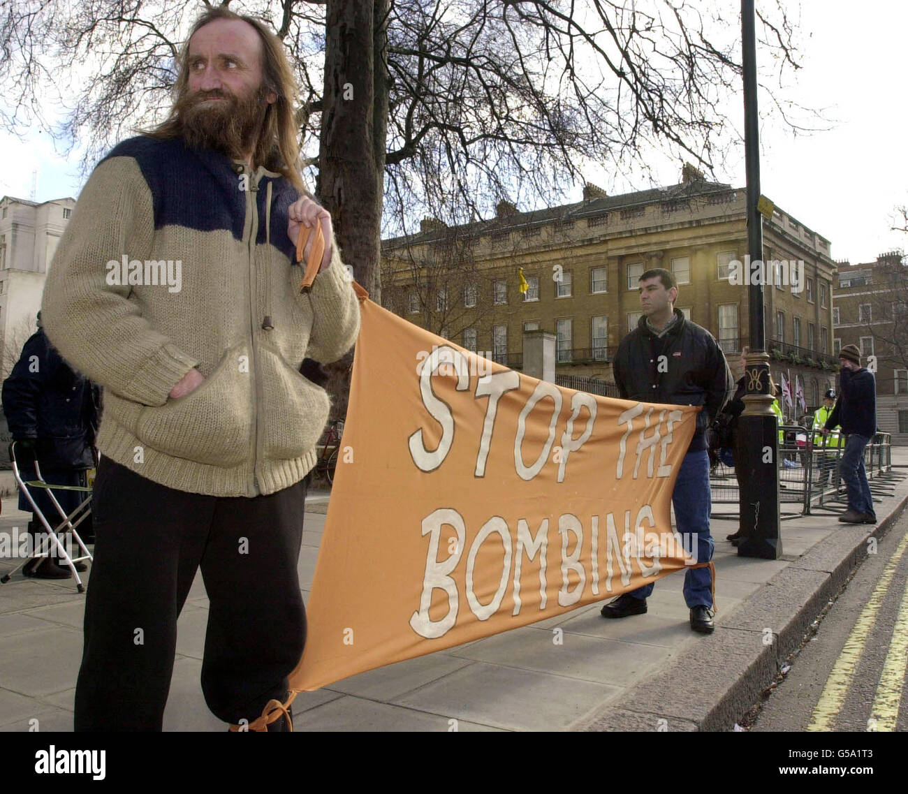 Demonstranten protestieren mit einem Transparent mit der Aufschrift "Stoppen Sie die Bombardierung" gegen die jüngsten Luftangriffe im Irak, indem sie ihre Kampagne nach Whitehall in London brachten, wo sie gegenüber den Toren der Downing Street protestierten. Stockfoto