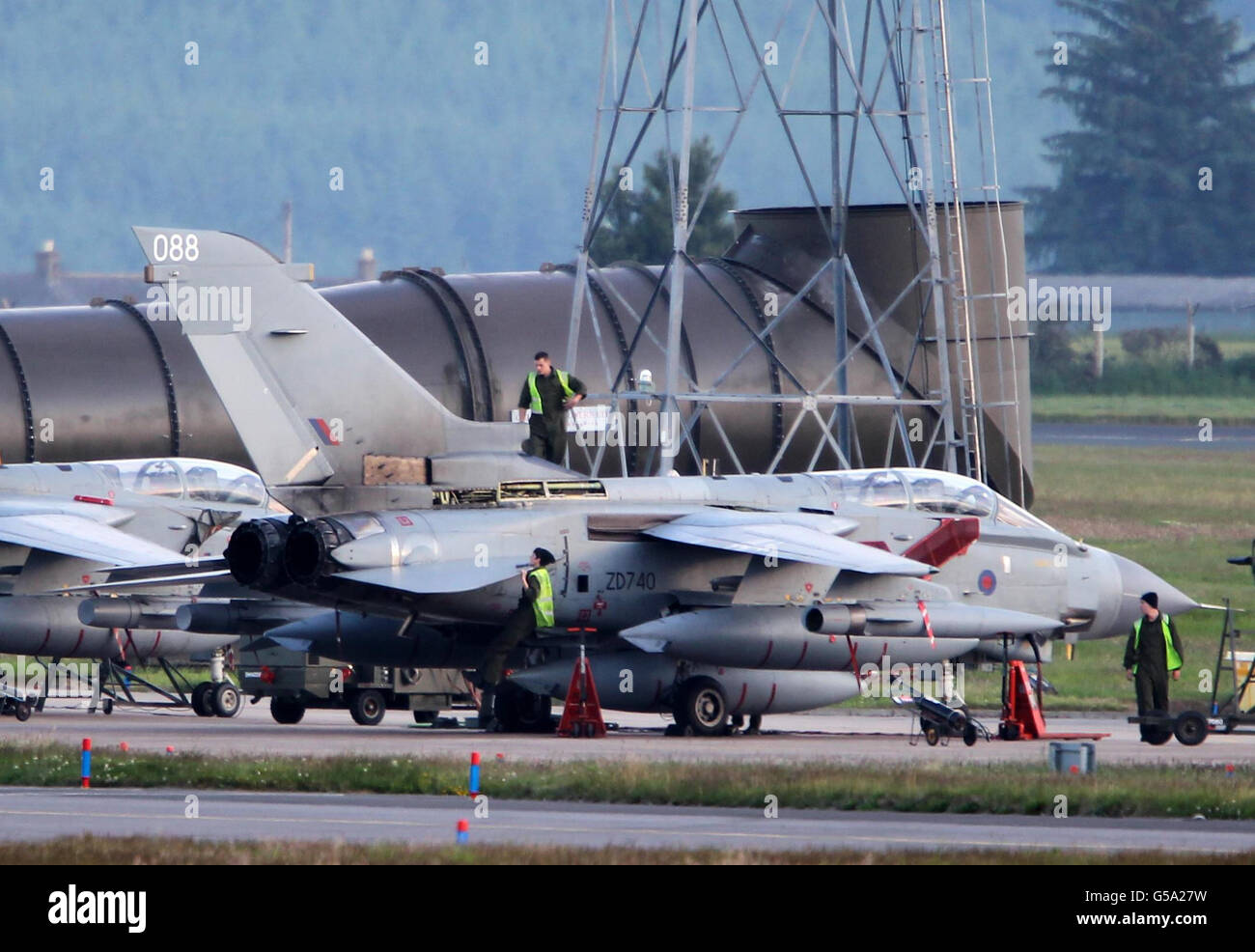 Die Bodenbesatzung der Luft arbeitet an Tornado-Flugzeugen der RAF Lossiemouth, nachdem zwei Tornados vor der Küste Schottlands abgestürzt sind. Stockfoto