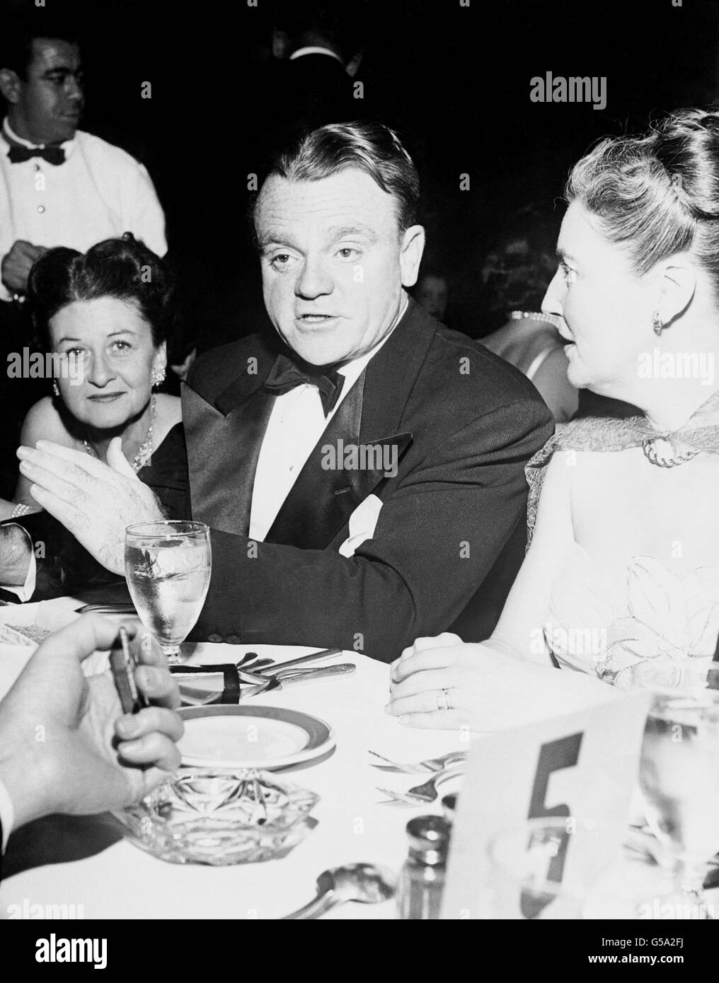 Der altgediente amerikanische Film-Tough-Guy James Cagney auf einer Hollywood-Party. Links seine Frau Frances Vernon, rechts Eloise O'Brien, die Frau des Filmschauspielers Pat O'Brien. Stockfoto