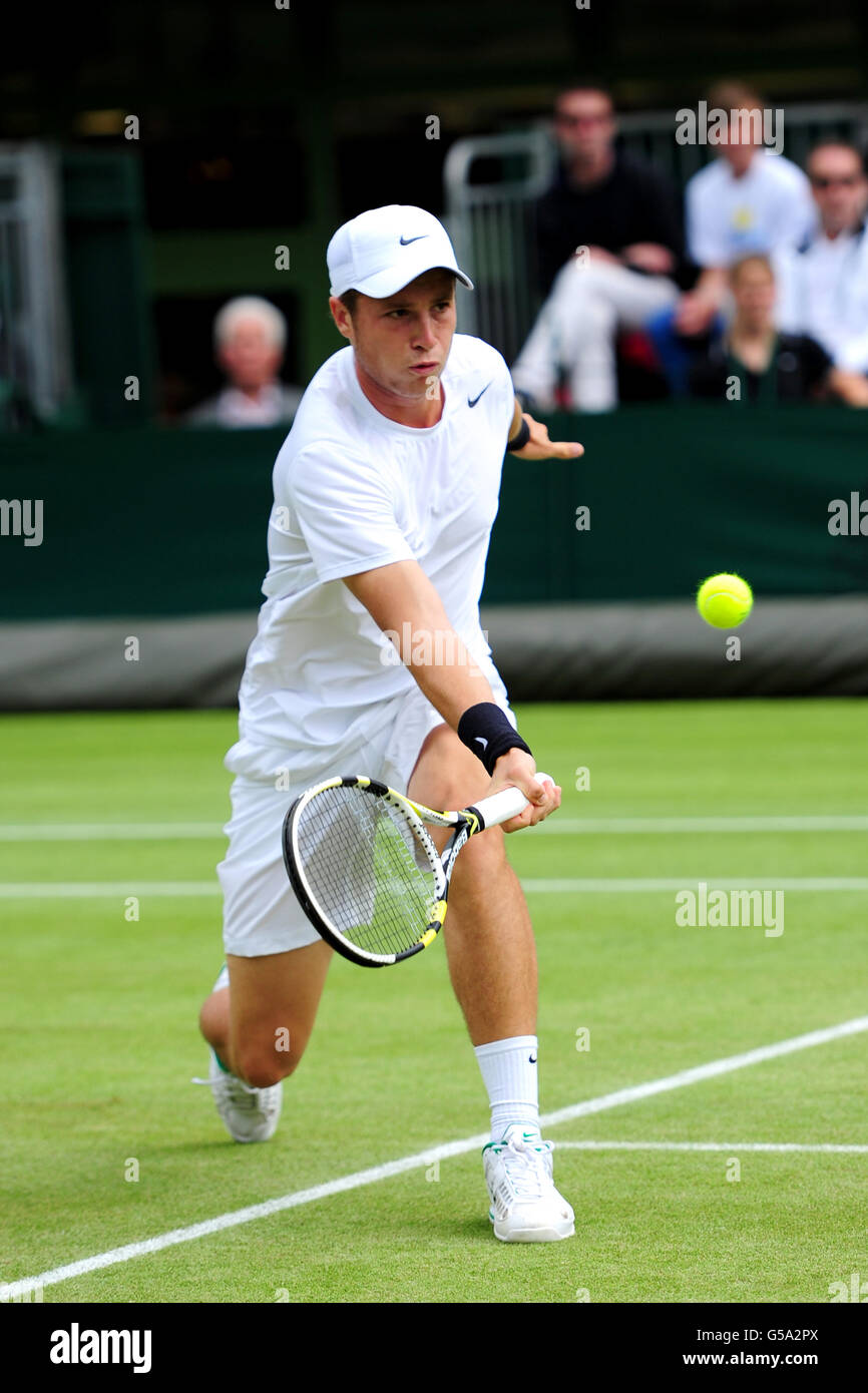 Großbritanniens Luke Bambridge im Einsatz gegen den deutschen Maximilian Marterer im Einzelspiel ihrer Jungen am 9. Tag der Wimbledon Meisterschaften 2012 im All England Lawn Tennis Club, Wimbledon. Stockfoto