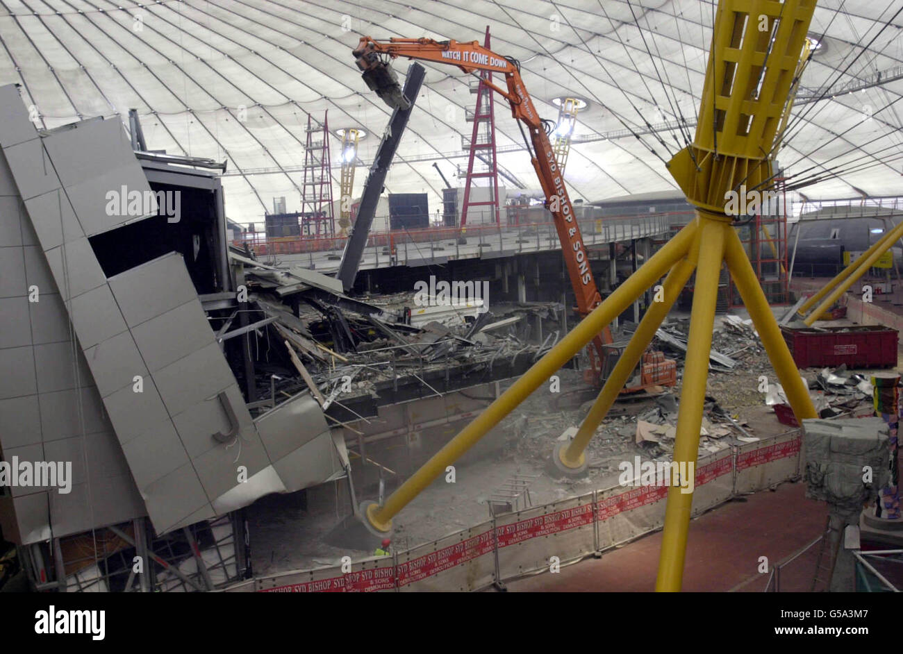 Abbrucharbeiten im Millennium Dome in Greenwich, London. Die Vorschau für den vierten kommenden Verkauf von Artikeln namens One Amazing Auction begann. Der Verkauf hat 17,000 Lose, die unter den Hammer gehen werden. Stockfoto