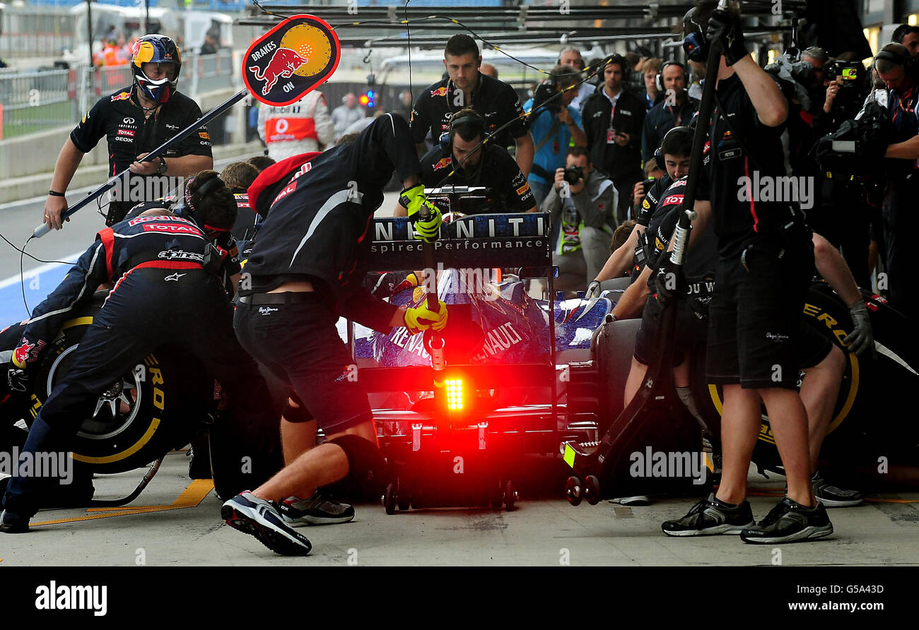 Die Red Bull Racing Crew macht beim dritten Training des Grand Prix von Großbritannien auf dem Silverstone Circuit in Silverstone einen Pit-Stop für Sebastian Vettel. Stockfoto