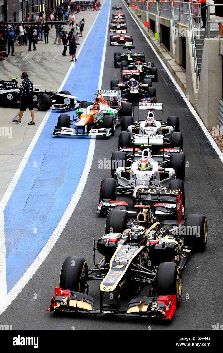 Kimi Räikkönen von Lotus Renault führt die anderen Fahrer beim dritten Training des Grand Prix von Großbritannien auf dem Silverstone Circuit in Silverstone vor. Stockfoto
