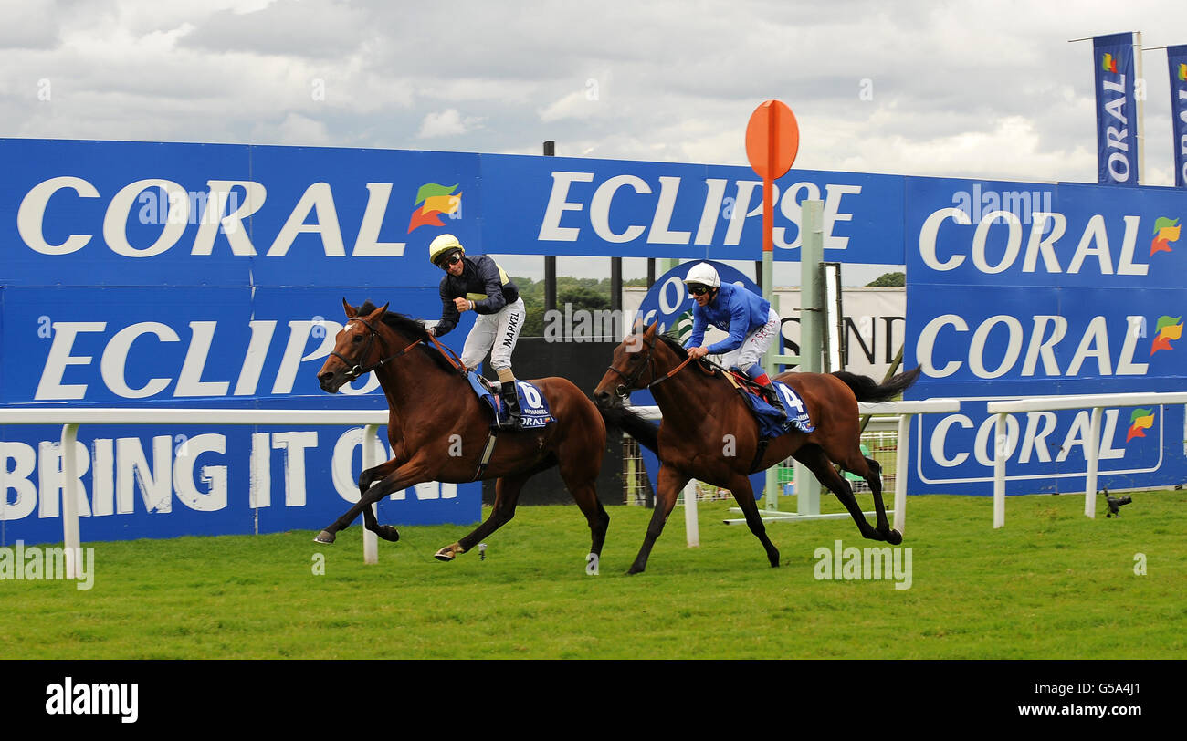 Pferderennen - Coral Eclipse Summer Festival - Coral Eclipse Day - Sandown Park. Nathaniel unter Willian Buick gewinnt die Coral-Eclipse von Farhh unter Frankie Dettori Stockfoto