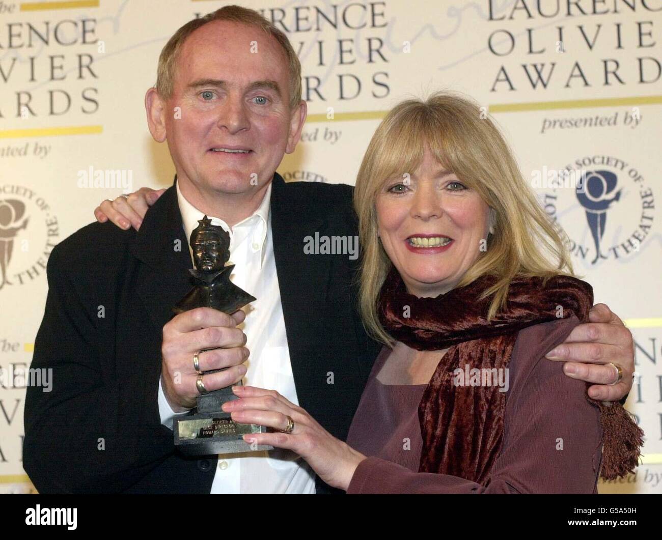 Gewinner des besten Regisseurs Howard Davies (L) für "All My Sons", mit der Moderatorin, Schauspielerin Alison Steadman, bei der Laurence Olivier Awards 2001 Zeremonie im Zentrum von London. Stockfoto